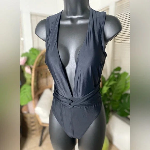 Cupshe Black Plunge Twist Front High-Leg One Piece Swimsuit Size Medium - Picture 4 of 8